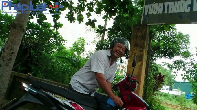 &Ocirc;ng Nguyễn Duy Ba - Trạm trưởng Y tế x&atilde; Ph&uacute;c Ninh, nhanh ch&oacute;ng rời bỏ trạm (Ảnh: Tiến Vũ)