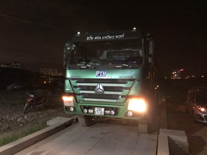 Xe tải 29C- 565.57 đeo l&ocirc; g&ocirc; PTH tr&ecirc;n đầu xe ghi d&ograve;ng chữ &ldquo;Chạy bốn m&ugrave;a kh&ocirc;ng nghỉ&rdquo;.