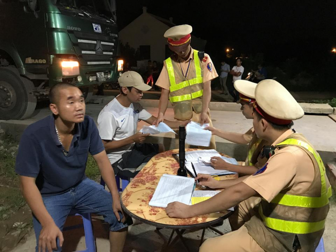 CSGT tiến h&agrave;nh lập bi&ecirc;n bản xử l&yacute; vụ việc.