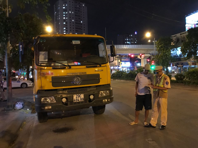 Xe tải 29C-484.99 tr&ecirc;n xe d&aacute;n d&ograve;ng chữ &ldquo;C&ocirc;ng ty Cường Linh&rdquo;.