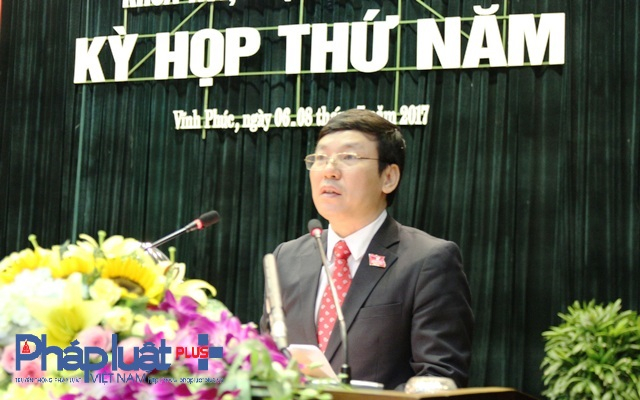 Ph&oacute; Chủ tịch UBND tỉnh Vĩnh Ph&uacute;c L&ecirc; Duy Th&agrave;nh tr&igrave;nh b&agrave;y  b&aacute;o c&aacute;o tại kỳ họp (Ảnh: Đ&agrave;o Tấn)