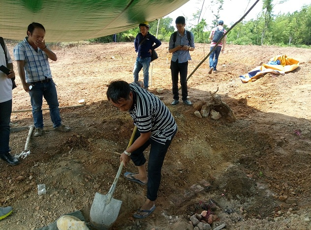 Sau khi đ&agrave;o bới được khoảng 30cm, người trong Nguyễn Phước tộc đ&atilde; ph&aacute;t hiện ra huyệt mộ của b&agrave; Cửu giai T&agrave;i nh&acirc;n họ L&ecirc; .