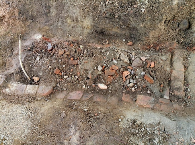 T&igrave;m thấy huyệt mộ của b&agrave; Cửu giai T&agrave;i nh&acirc;n họ L&ecirc; nằm s&acirc;u 30cm, c&oacute; h&igrave;nh chữ nhật được x&acirc;y bằng gạch vồ d&agrave;i 2,4 m, rộng 1,2 m.