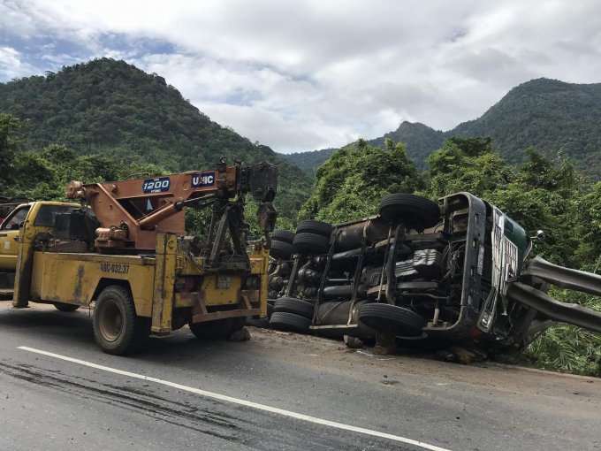 Lực lượng cứu hộ đang tiến h&agrave;nh cẩu chiếc xe gặp nạn ra khỏi hiện trường.