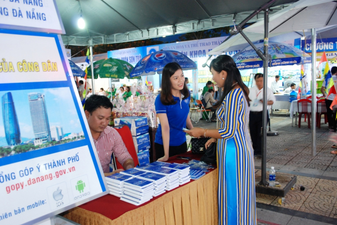 Nh&acirc;n vi&ecirc;n Tổng đ&agrave;i dịch vụ c&ocirc;ng 1022 Đ&agrave; Nẵng cũng hỗ trợ th&ocirc;ng tin tại tuần lễ s&aacute;ch.