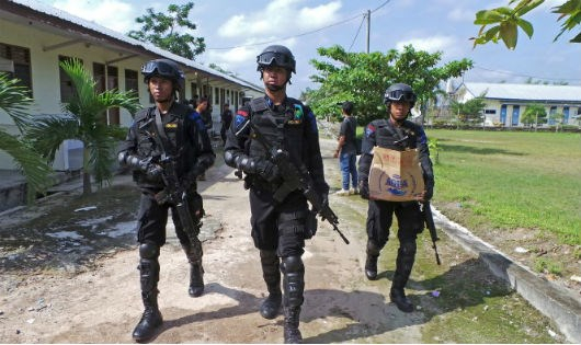 Thu giữ tang vật từ nh&agrave; một nghi can tấn c&ocirc;ng khủng bố ở Jakarta. (Ảnh: Reuters)