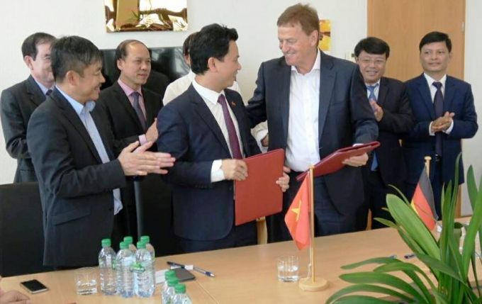 Chủ tịch UBND tỉnh H&agrave; Tĩnh Đặng Quốc Kh&aacute;nh k&yacute; kết bi&ecirc;n bản ghi nhớ với &ocirc;ng Ruland Arthur - Đại diện c&aacute;c doanh nghiệp của CHLB Đức.