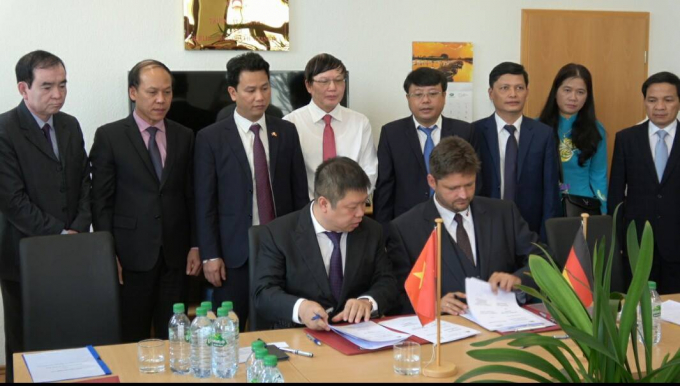 C&ocirc;ng ty CP Tập đo&agrave;n Ho&agrave;nh Sơn k&yacute; bi&ecirc;n bản ghi nhớ nhằm thảo luận, đ&agrave;m ph&aacute;n c&aacute;c cơ hội thực hiện c&aacute;c dự &aacute;n năng lượng mặt trời trong thời gian tới với C&ocirc;ng ty eab Năng lượng mới GmbH (CHLB Đức).