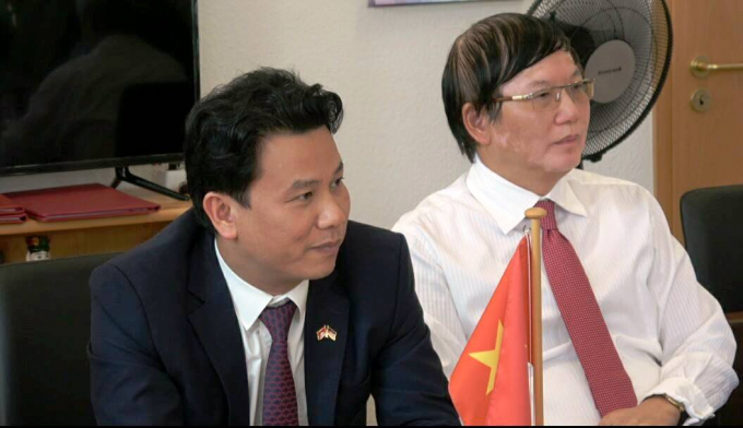 Chủ tịch UBND tỉnh H&agrave; Tĩnh Đặng Quốc Kh&aacute;nh c&ugrave;ng Tham t&aacute;n c&ocirc;ng sứ Nguyễn Hữu Tr&aacute;ng chứng kiến c&aacute;c bi&ecirc;n bản ghi nhớ được k&yacute; kết.