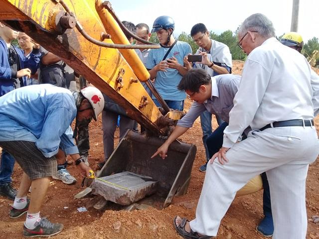 Tấm bia đ&aacute; được t&igrave;m thấy được x&aacute;c định l&agrave; nơi an t&aacute;ng của vợ vu Tự Đức.