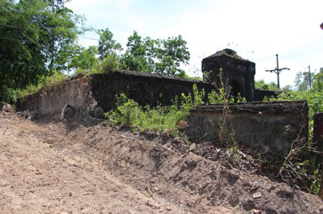 Khu vực bị đơn vị thi c&ocirc;ng san ủi mặt bằng s&aacute;t lăng b&agrave; Học Phi vợ vua Tự Đức.