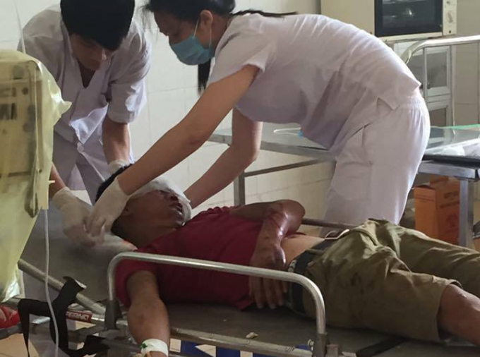 Anh Đức được đưa đến bệnh viện cấp cứu, nhưng do vết thương qu&aacute; nặng anh n&agrave;y đ&atilde; tử vong (ảnh mạng x&atilde; hội).