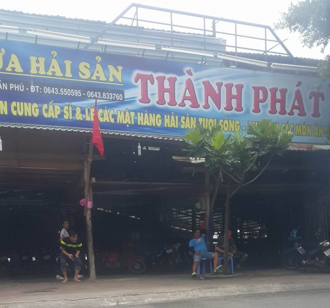 Nh&agrave; h&agrave;ng Thanh Ph&aacute;t lấn biển c&oacute; kết cấu tạm bợ từ nhiều năm nay nhưng vẫn chưa được xử l&yacute;.