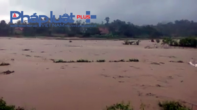 Mưa lũ đ&atilde; khiến mực nước tại s&ocirc;ng Chừng d&acirc;ng cao.