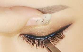 Nguy hại từ việc nối mi, uốn mi