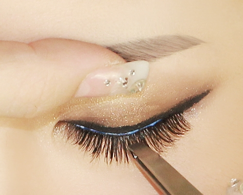 C&aacute;c sản phẩm keo d&iacute;nh nếu bị d&acirc;y v&agrave;o gi&aacute;c mạc sẽ g&acirc;y k&iacute;ch ứng thậm ch&iacute; l&agrave; tổn thương l&acirc;u d&agrave;i. Ảnh: minh họa