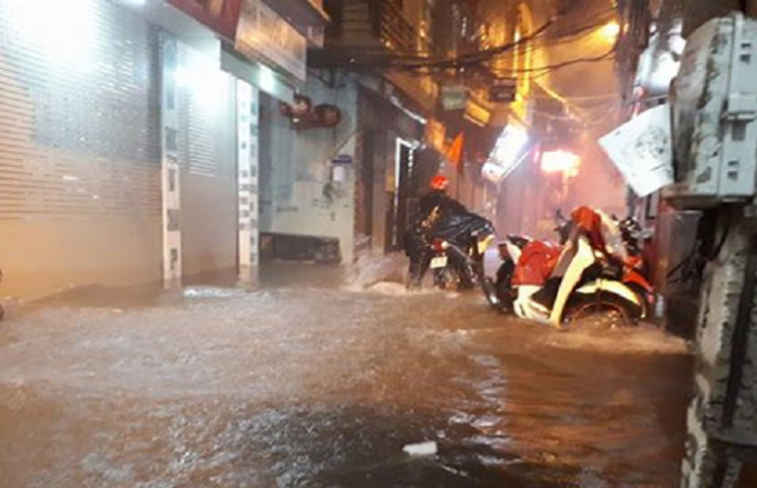 Nhiều tuyến phố tại Mỹ Đ&igrave;nh ngập s&acirc;u trong nước.