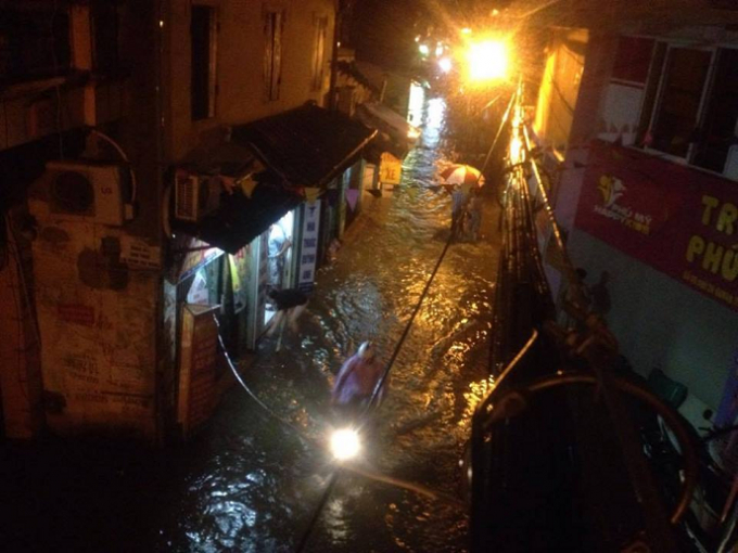 Tuyến đường Mỹ Đ&igrave;nh bị ngập nước, khiến việc đi lại của người d&acirc;n gặp nhiều kh&oacute; khăn.