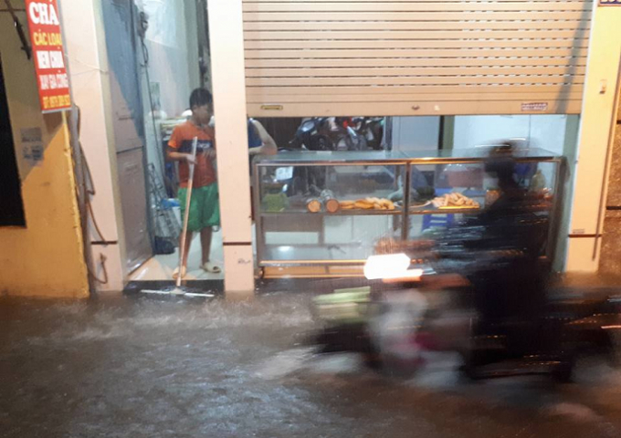 S&oacute;ng nước tr&agrave;n cả v&agrave;o nh&agrave; mỗi khi c&oacute; phương tiện đi qua.