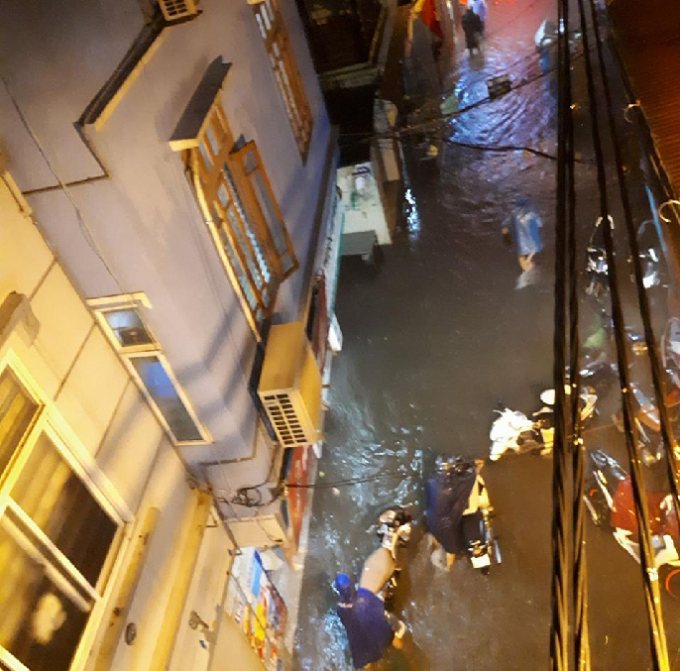 Nhiều người phải dắt bộ xe m&aacute;y kh&ocirc;ng thể đi được trong nước.