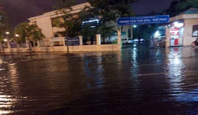 Một tuyến phố tại phường Y&ecirc;n H&ograve;a ngập l&ecirc;nh l&aacute;ng nước.