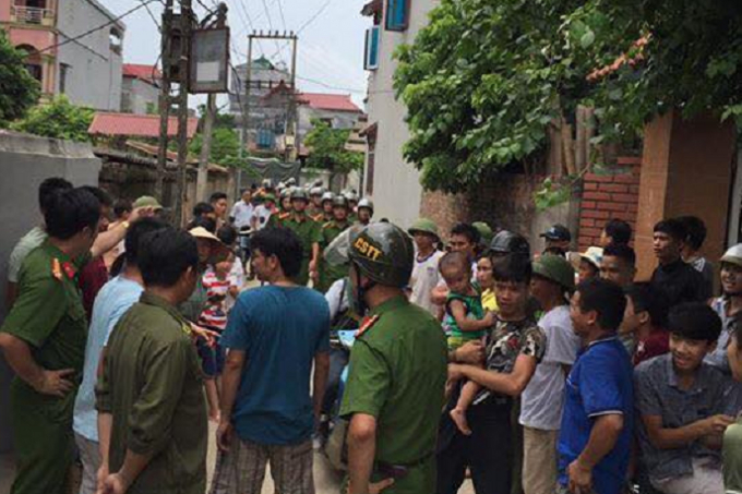 Đ&ocirc;ng đảo lực lượng chức năng c&ocirc;ng an địa phương c&ugrave;ng nhiều người d&acirc;n tại khu vực xảy ra sự việc hiểu lầm được lan truyền tr&ecirc;n mạng x&atilde; hội (ảnh mạng x&atilde; hội).