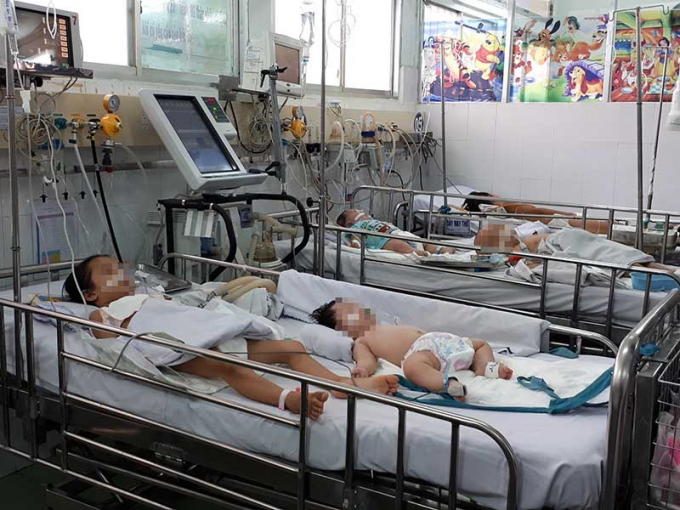 Trẻ mắc vi&ecirc;m n&atilde;o do kh&ocirc;ng ti&ecirc;m vaccine tại BV Nhi đồng 1. Ảnh: HP