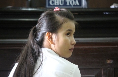 Hủy án sơ thẩm vụ vợ dùng dao đâm chồng “hờ”