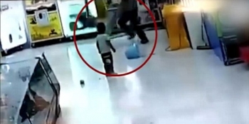 Bé gái bị cha đánh dã man trong siêu thị khiến cư dân mạng phẫn nộ