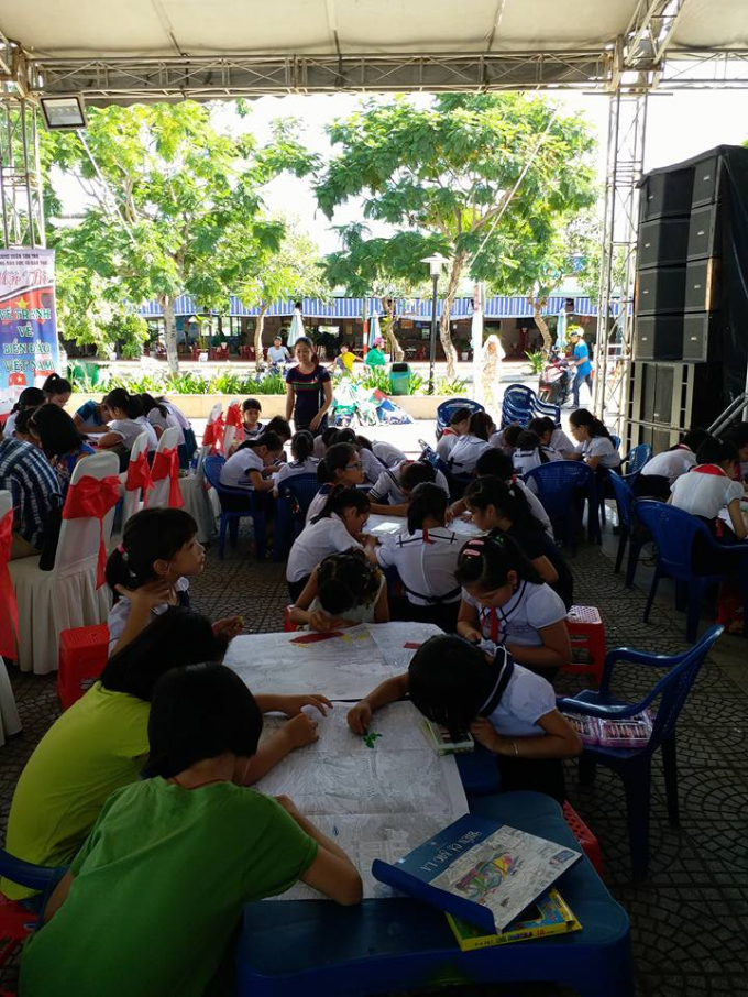 Mỗi đội 6 em miệt m&agrave;i ho&agrave;n thiện b&agrave;i thi của ban tổ chức đề ra.