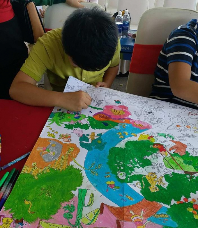 C&aacute;c th&iacute; sinh miệt m&agrave;i ho&agrave;n thiện phần t&ocirc; m&agrave;u trong hạn định một giờ đồng hồ.&nbsp;