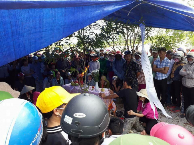 Sau c&aacute;c thủ tục kh&aacute;m nghiệm thi thể nạn nh&acirc;n được kh&acirc;m liệm tại hiện trường rồi b&agrave;n giao cho gia đ&igrave;nh lo hậu sự. (Ảnh: FB PPT)