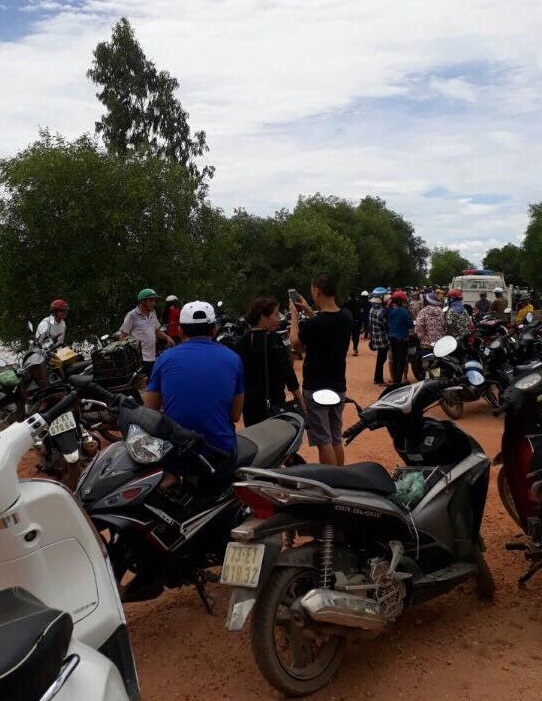 Lực lượng chức năng v&agrave; người d&acirc;n tại hiện trường ph&aacute;t hiện thi thể ch&aacute;u Nghĩa.