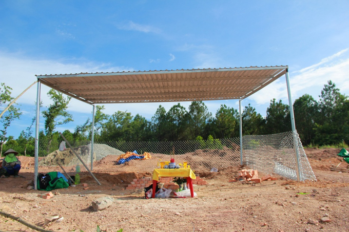 Huyệt mộ của b&agrave; T&agrave;i nh&acirc;n họ L&ecirc; (vợ vua Tự Đức) được che chắn tạm bằng m&aacute;i t&ocirc;n v&agrave; lới th&eacute;p.