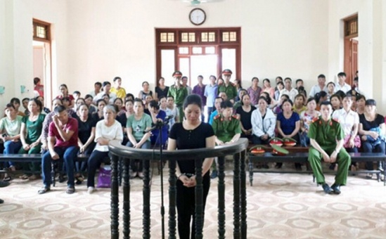 Bị c&aacute;o Tạ Thị Phương trước v&agrave;nh m&oacute;ng ngựa.