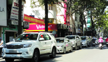 Dịch vụ taxi Grab, Uber xuất hiện hầu hết tr&ecirc;n mọi tuyến đường.