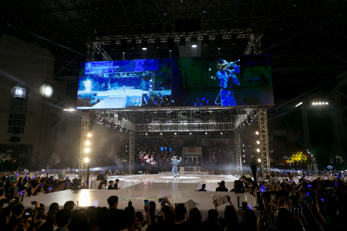 To&agrave;n cảnh s&acirc;n khấu 4 mặt của đ&ecirc;m diễn.