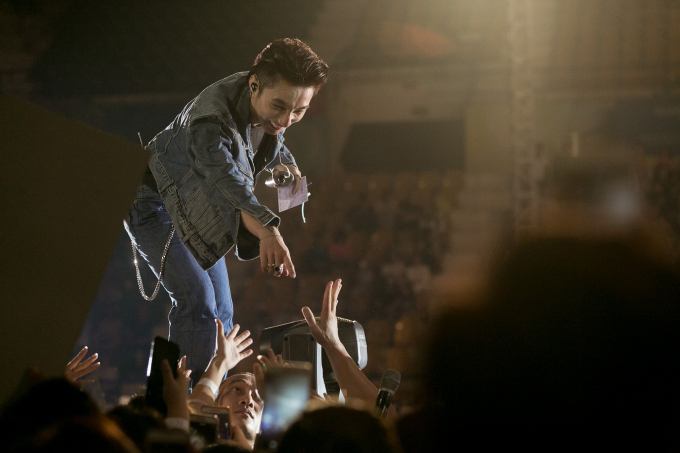 Ph&aacute;t cuồng khi Sơn T&ugrave;ng M-TP mời fan l&ecirc;n s&acirc;n khấu ăn tối