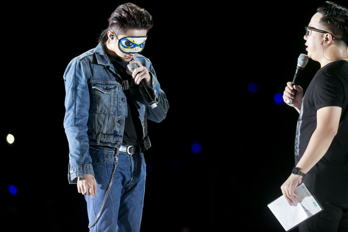 Sơn T&ugrave;ng xuất hiện với chiếc mặt lạ tr&ecirc;n mặt.