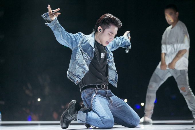 Nam ca sĩ ch&aacute;y hết m&igrave;nh tr&ecirc;n s&acirc;n khấu