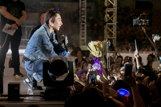 C&oacute; l&uacute;c anh lại th&acirc;n thiện giao lưu với kh&aacute;n giả