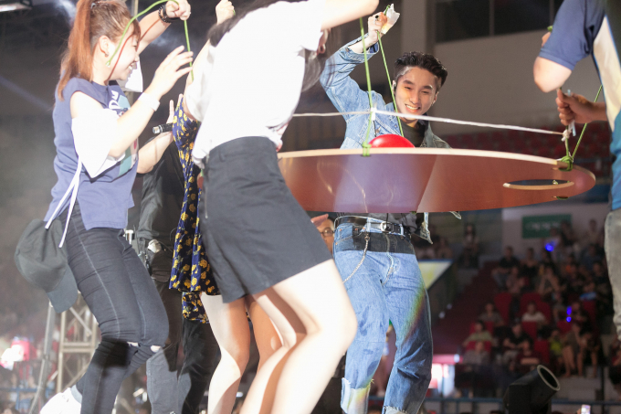 Nam ca sĩ tham gia tr&ograve; chơi c&ugrave;ng đại gia đ&igrave;nh Sky