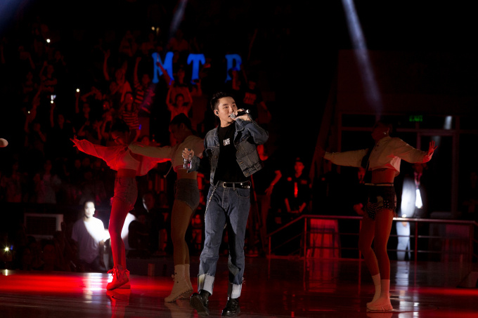 Ph&aacute;t cuồng khi Sơn T&ugrave;ng M-TP mời fan l&ecirc;n s&acirc;n khấu ăn tối