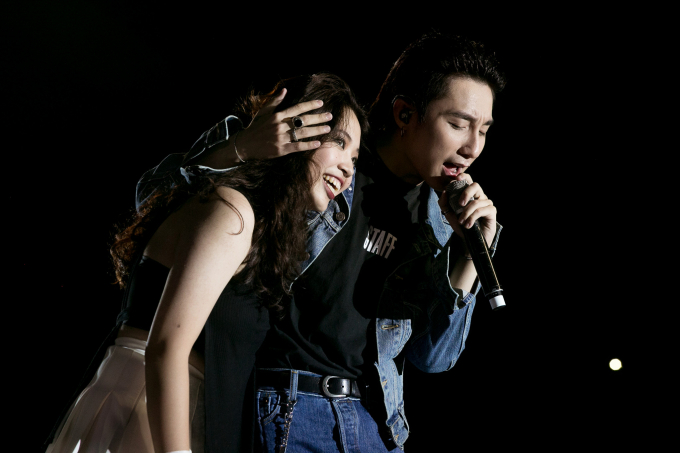 Anh c&ograve;n h&aacute;t cho c&ocirc; nghe