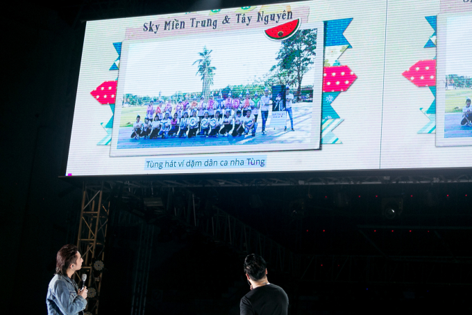 Sơn T&ugrave;ng chăm ch&uacute; xem đoạn video người h&acirc;m mộ l&agrave;m tặng m&igrave;nh