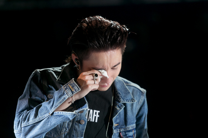 Nam ca sĩ đ&atilde; rơi nước mắt trước t&igrave;nh cảm của người h&acirc;m mộ d&agrave;nh cho m&igrave;nh