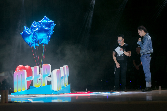 Tiếp đ&oacute; l&agrave; m&oacute;n qu&agrave; người h&acirc;m mộ d&agrave;nh tặng Sơn T&ugrave;ng nh&acirc;n ng&agrave;y sinh nhật