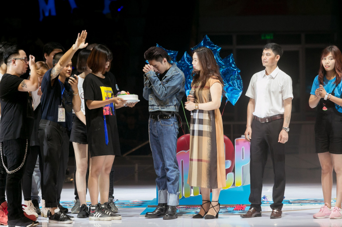 Nam ca sĩ ước nguyệt trong ng&agrave;y sinh nhật của m&igrave;nh