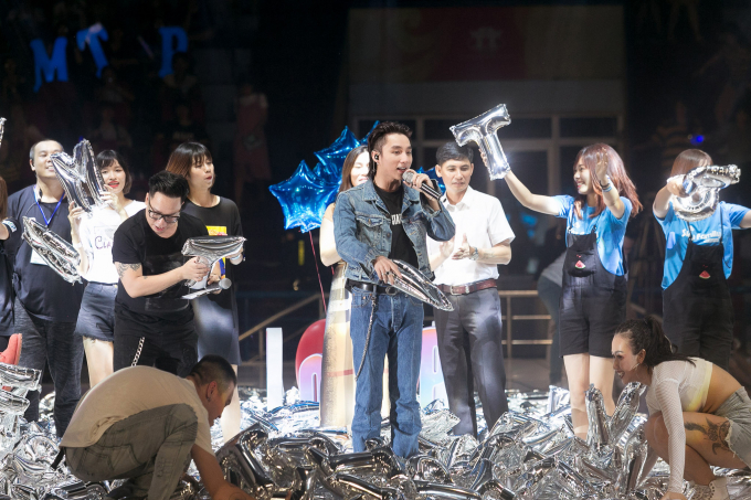 Rất nhiều chữ c&aacute;i t&ecirc;n của nam ca sĩ tr&ecirc;n s&acirc;n khấu