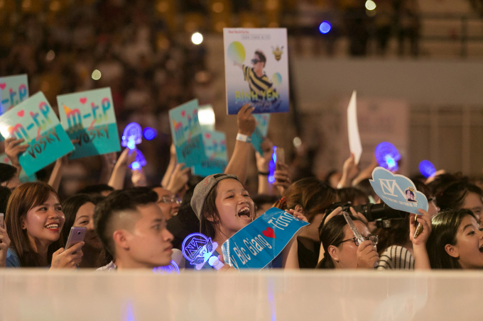 H&agrave;ng ngh&igrave;n người h&acirc;m mộ ph&aacute;t cuồng v&igrave; Sơn T&ugrave;ng M-TP